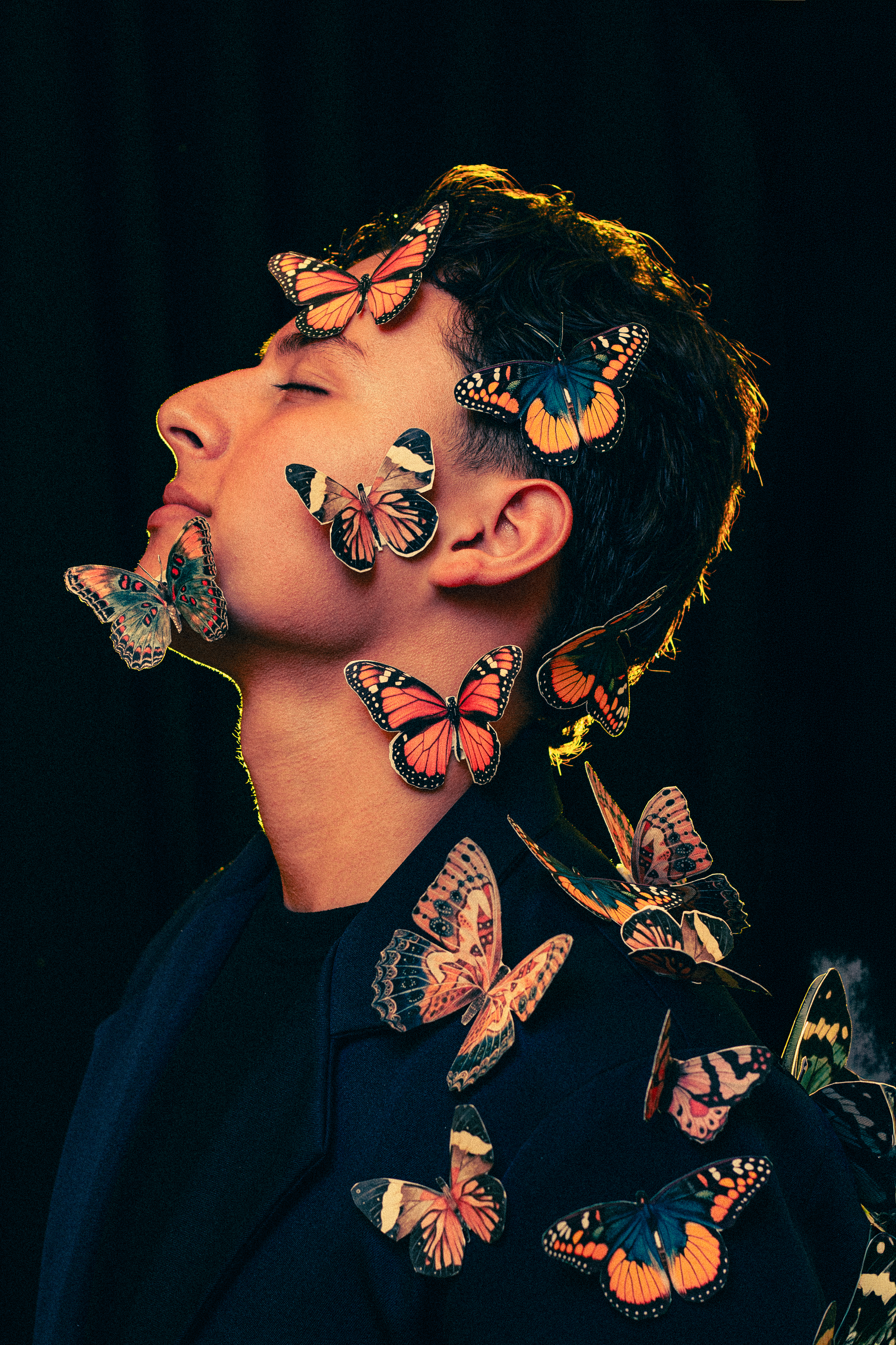 Retrato artístico conceptual con maquillaje de mariposas por fotógrafo profesional en Piedecuesta