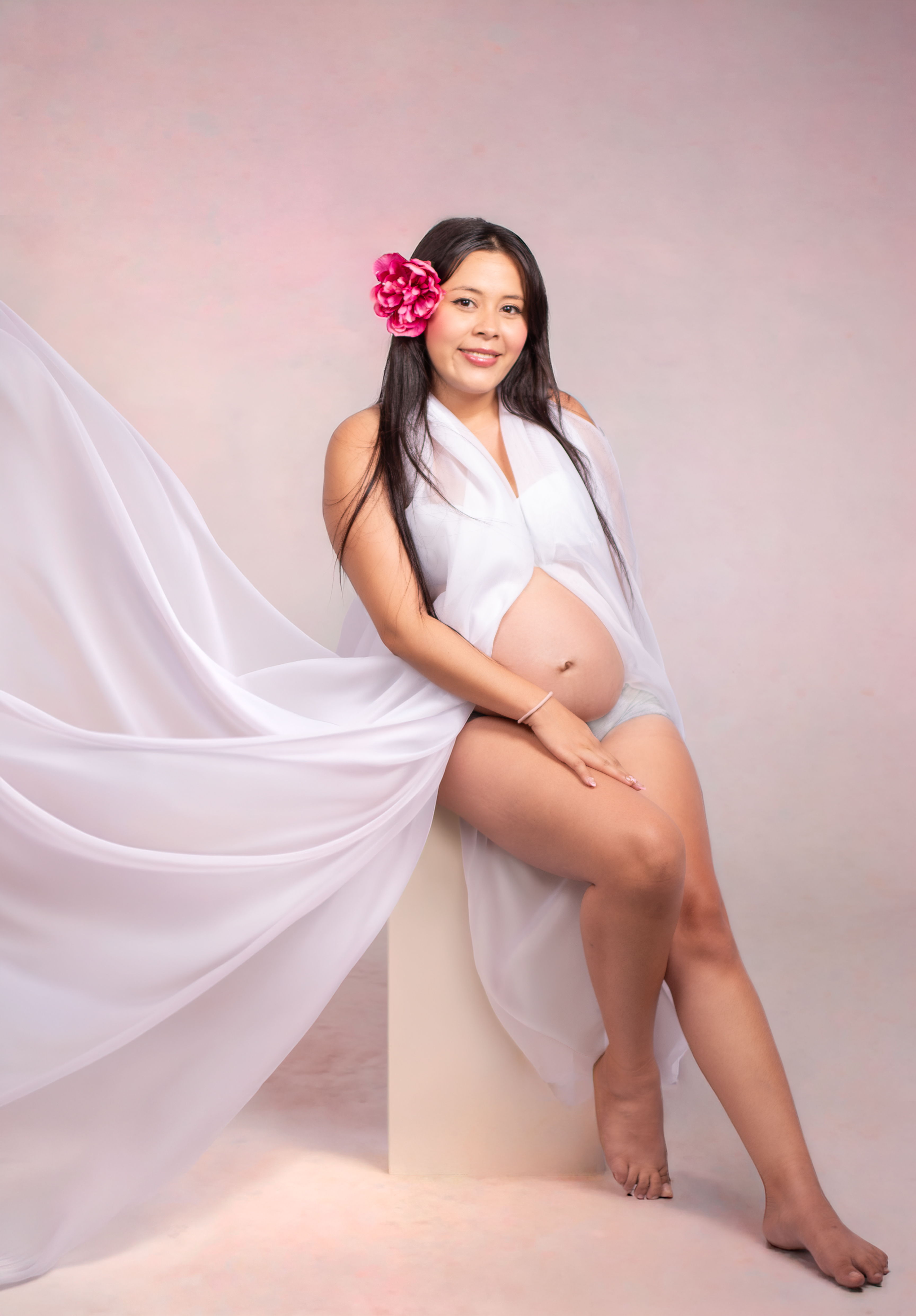 Fotografía de gestación y retrato de maternidad con iluminación profesional en Piedecuesta